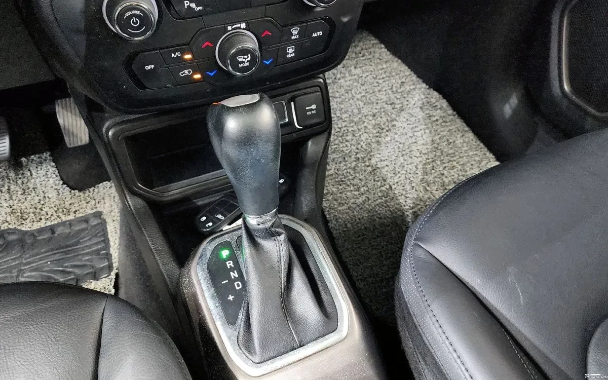Jeep Renegade LIMITED 2.4 TIGERSHARK| ПАНО| КАМЕРА| , снимка 10 - Автомобили и джипове - 54777233