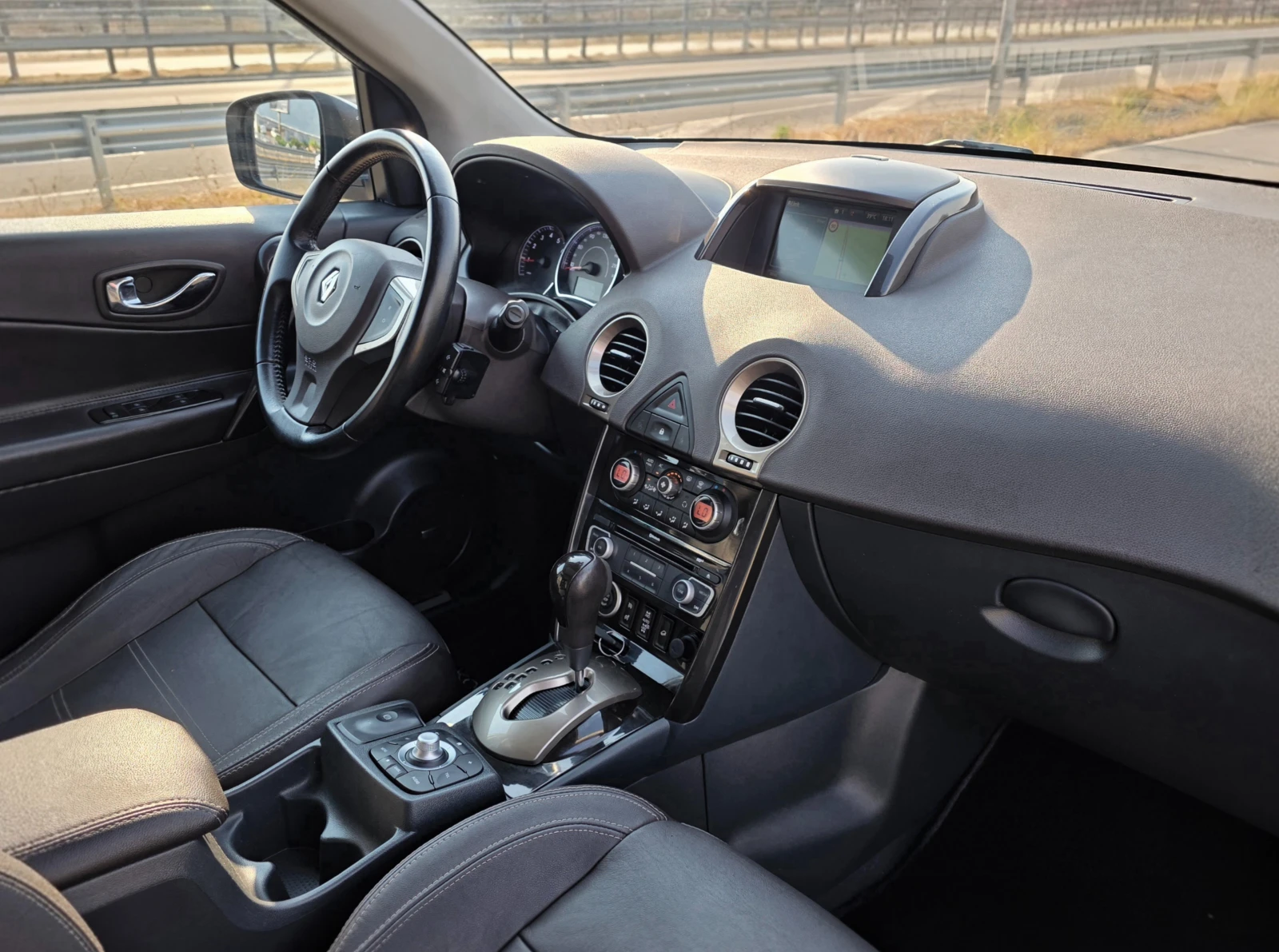 Renault Koleos 2.0dci 173ks 4x4 PANORAMA/NAVI/KAMERA, снимка 8 - Автомобили и джипове - 55606303