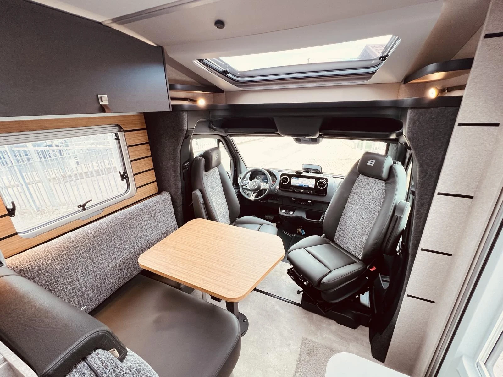 Кемпер HYMER / ERIBA 4x4²  MLT 4100 kg., снимка 9 - Каравани и кемпери - 56248778
