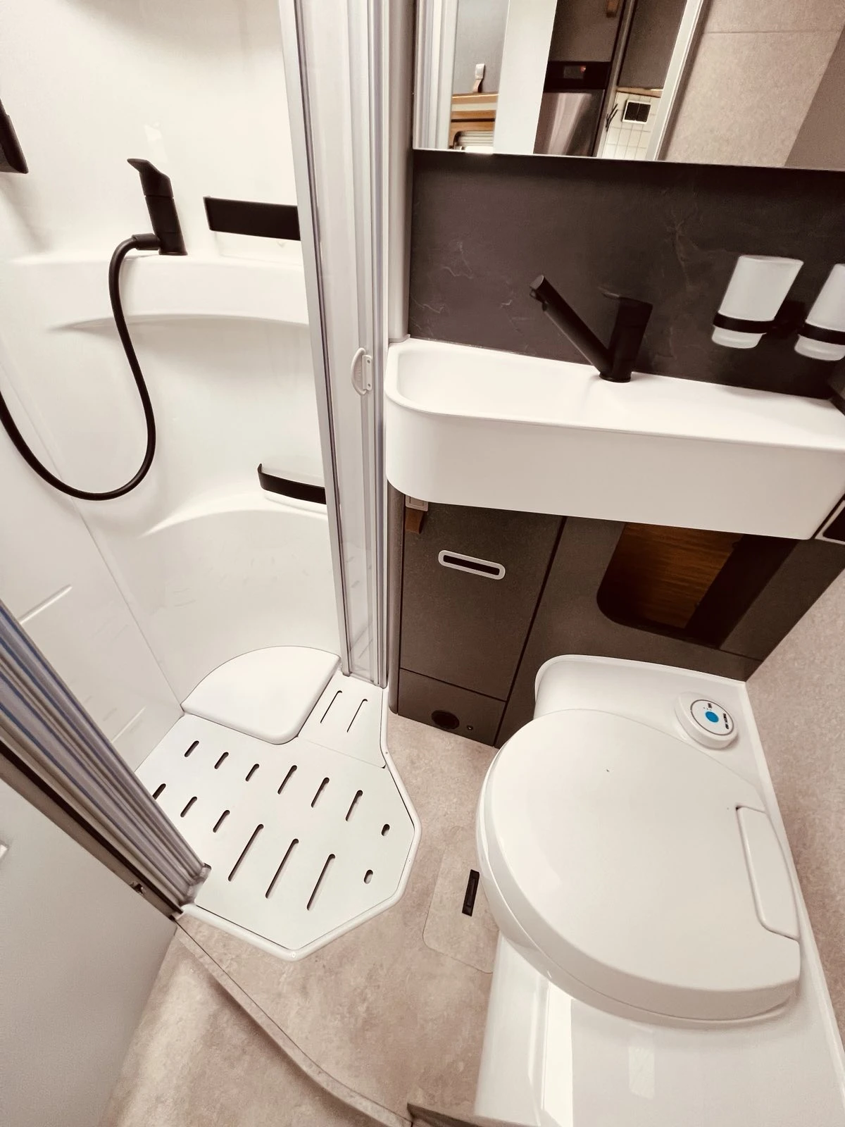Кемпер HYMER / ERIBA 4x4²  MLT 4100 kg., снимка 15 - Каравани и кемпери - 56248778
