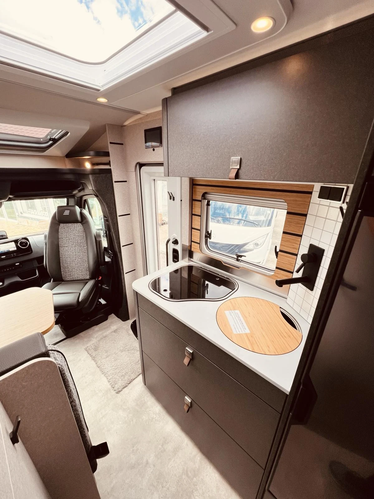 Кемпер HYMER / ERIBA 4x4²  MLT 4100 kg., снимка 12 - Каравани и кемпери - 56248778