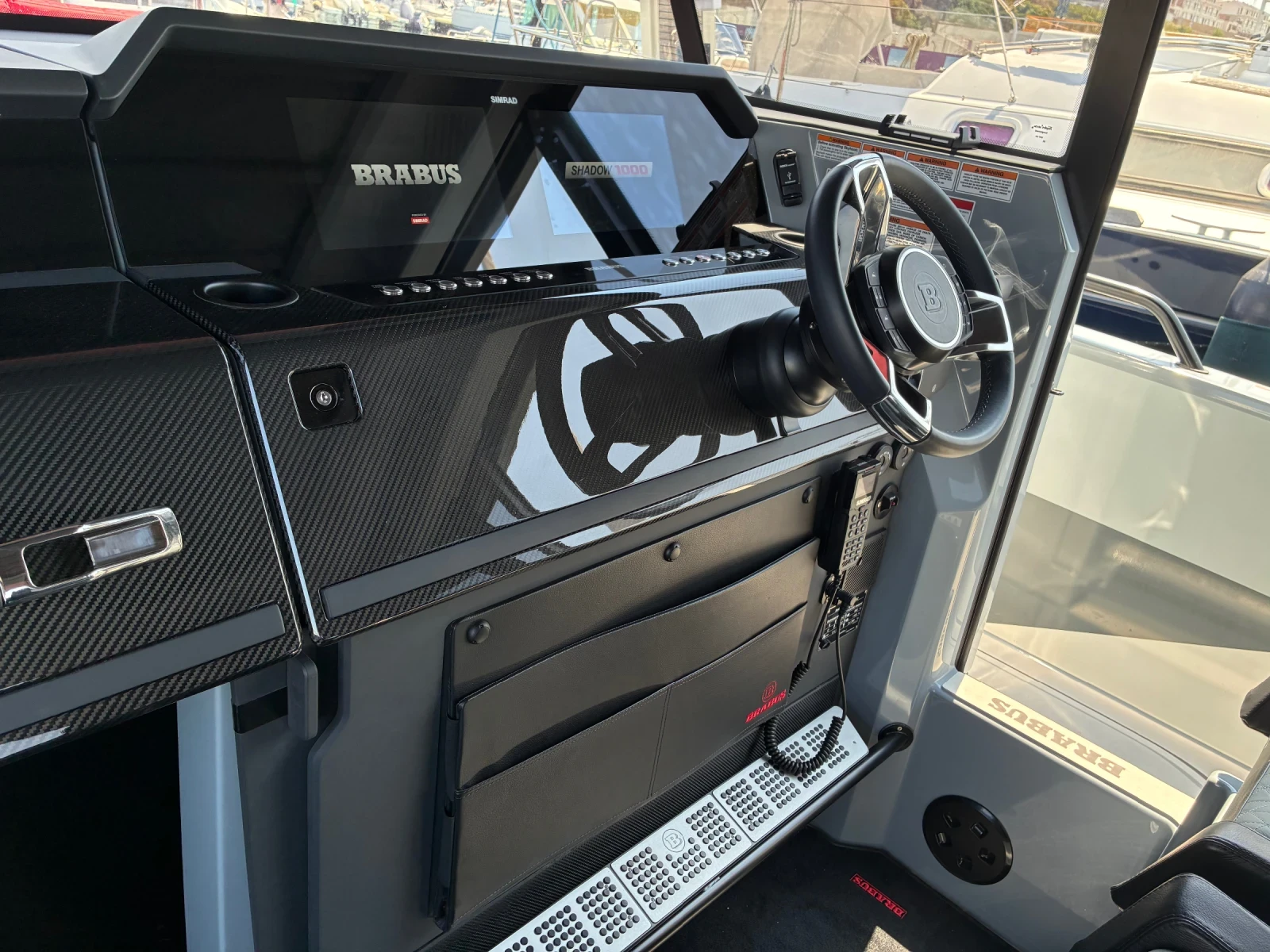 Моторна яхта Axopar BRABUS Shabow 1000 Cross Cabin 38ft, снимка 17 - Воден транспорт - 55979639