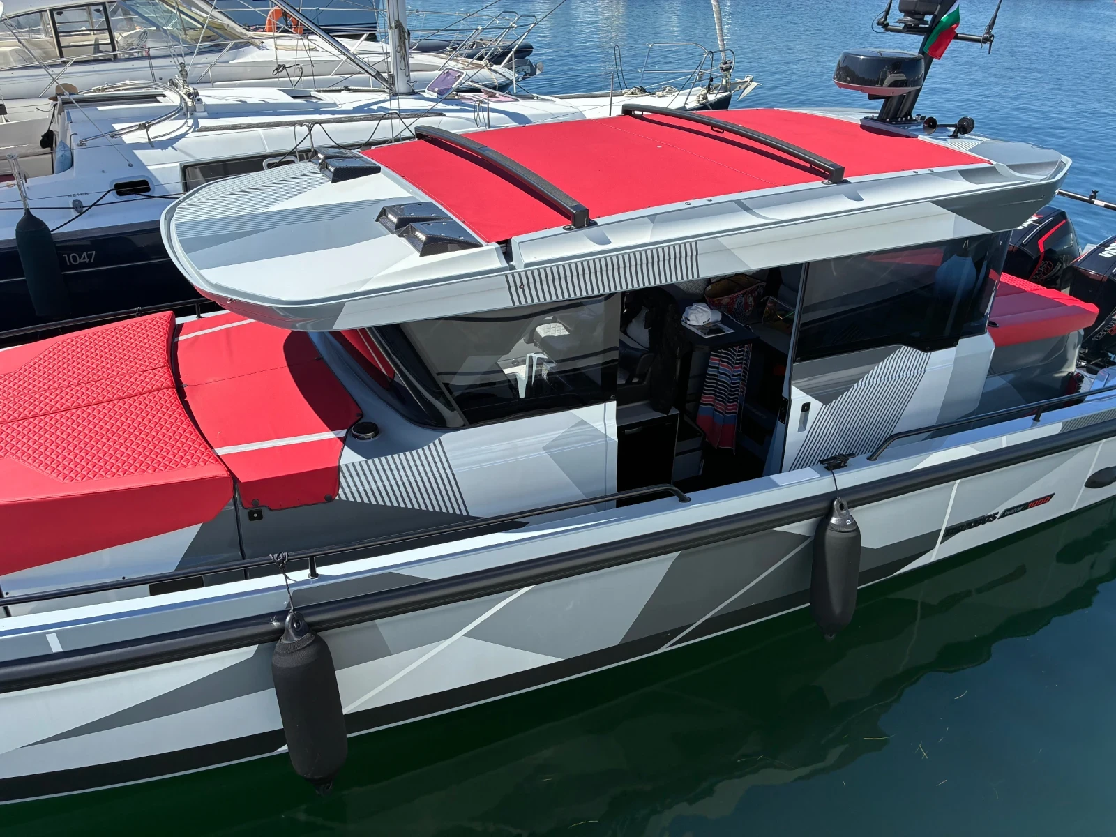 Моторна яхта Axopar BRABUS Shabow 1000 Cross Cabin 38ft, снимка 3 - Воден транспорт - 55979639