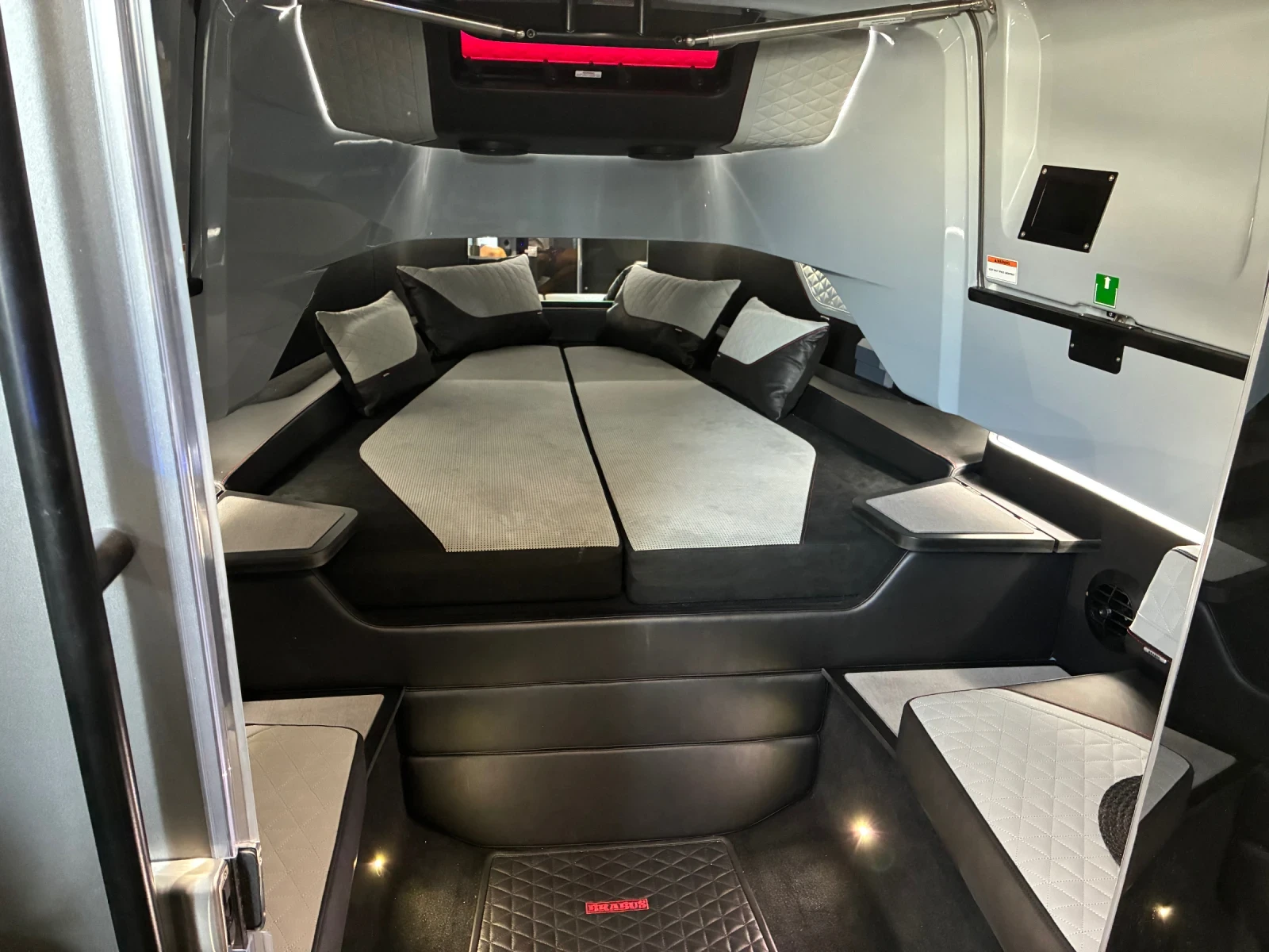 Моторна яхта Axopar BRABUS Shabow 1000 Cross Cabin 38ft, снимка 13 - Воден транспорт - 55979639
