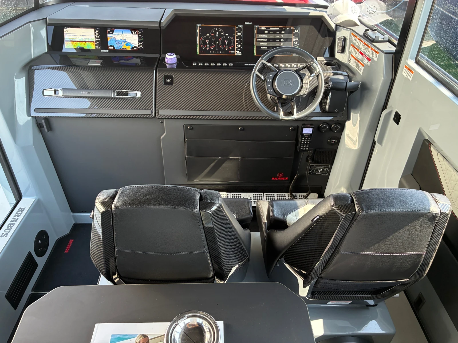 Моторна яхта Axopar BRABUS Shabow 1000 Cross Cabin 38ft, снимка 14 - Воден транспорт - 55979639