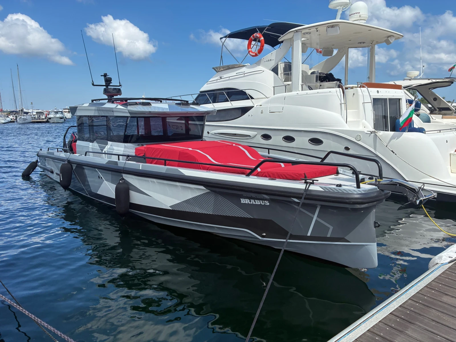 Моторна яхта Axopar BRABUS Shabow 1000 Cross Cabin 38ft