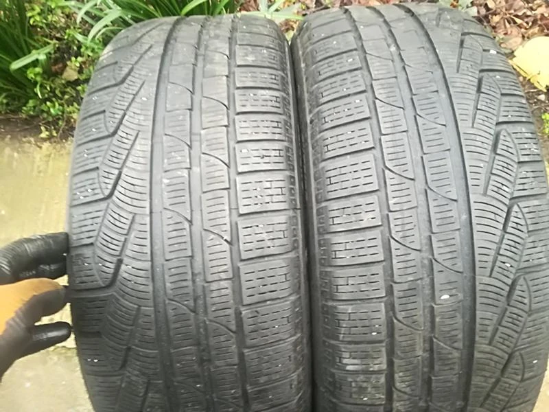 Гуми Зимни 225/45R18, снимка 1 - Гуми и джанти - 23634358