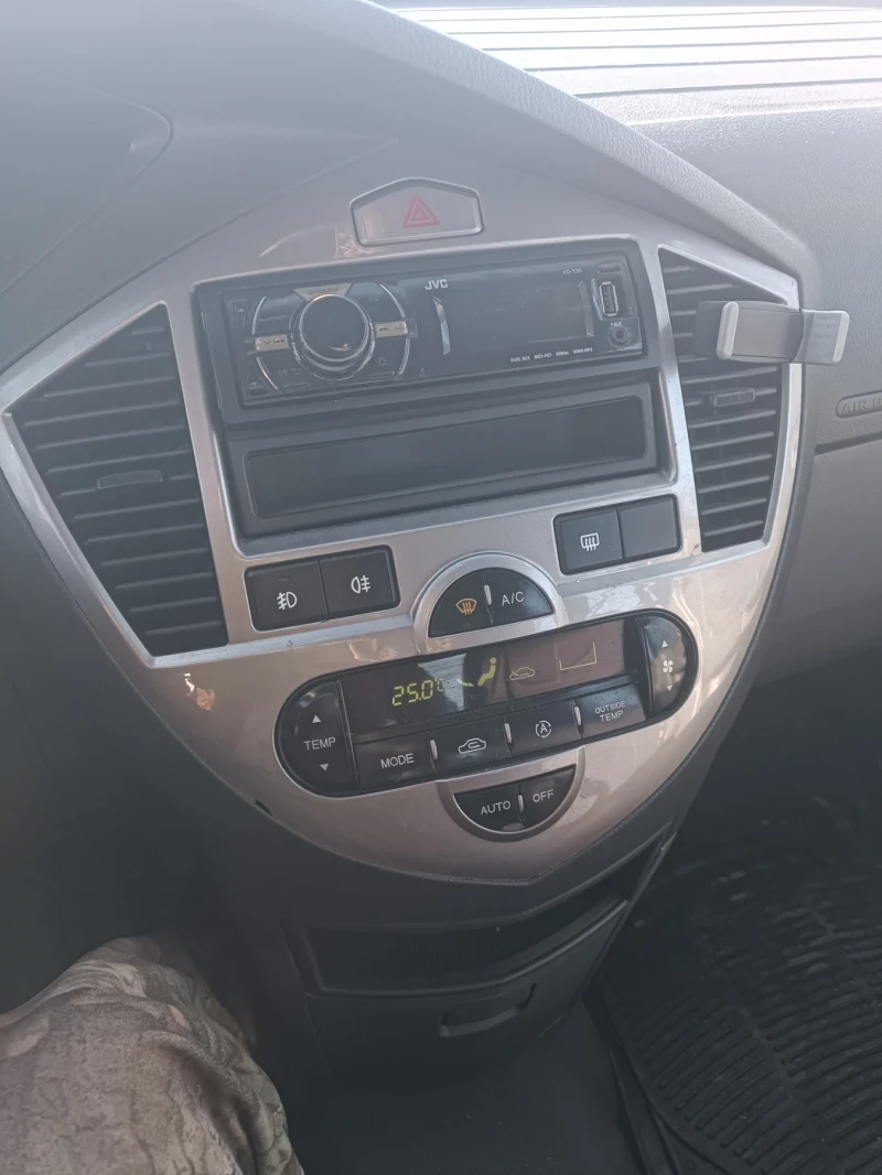 Kia Carens, снимка 6 - Автомобили и джипове - 53257965