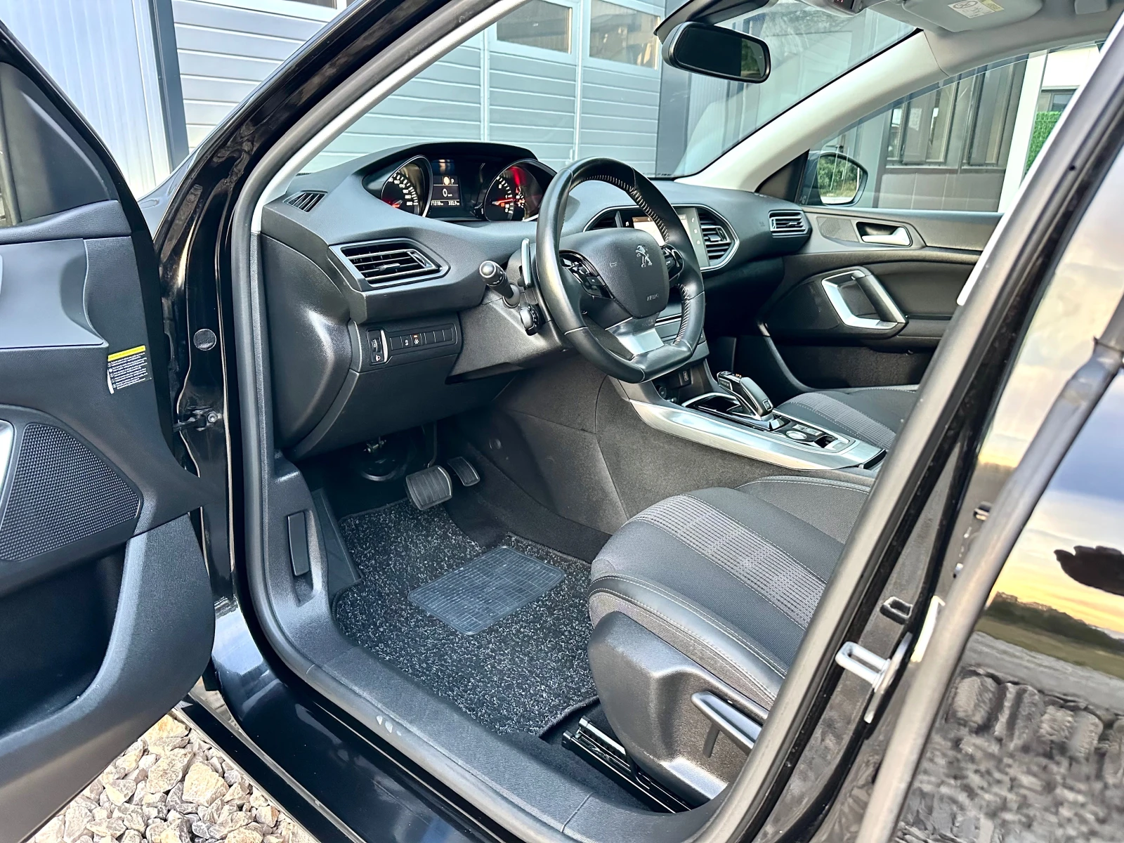 Peugeot 308 1.5HDI ФЕЙСЛИФТ ПАНОРАНА KEYLESS CARPLAY КАМЕРА , снимка 8 - Автомобили и джипове - 55412114