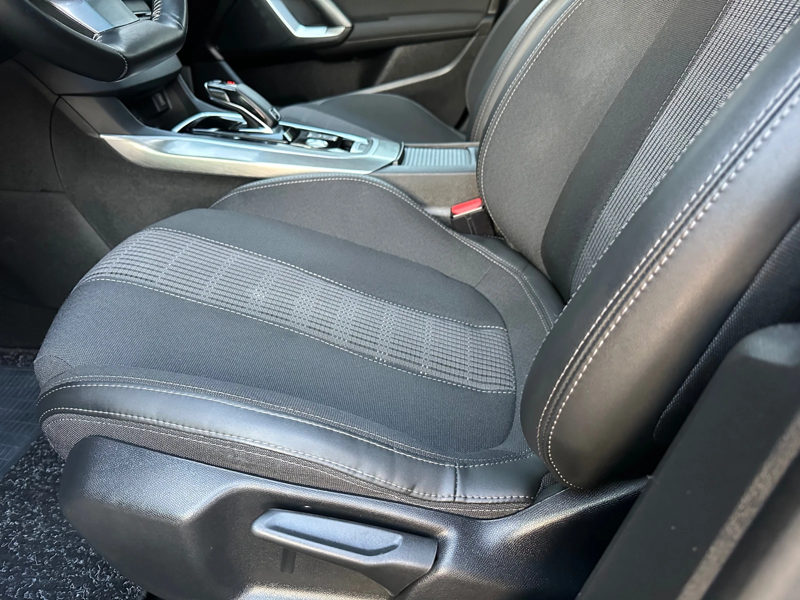 Peugeot 308 1.5HDI ФЕЙСЛИФТ ПАНОРАНА KEYLESS CARPLAY КАМЕРА , снимка 9 - Автомобили и джипове - 55412114
