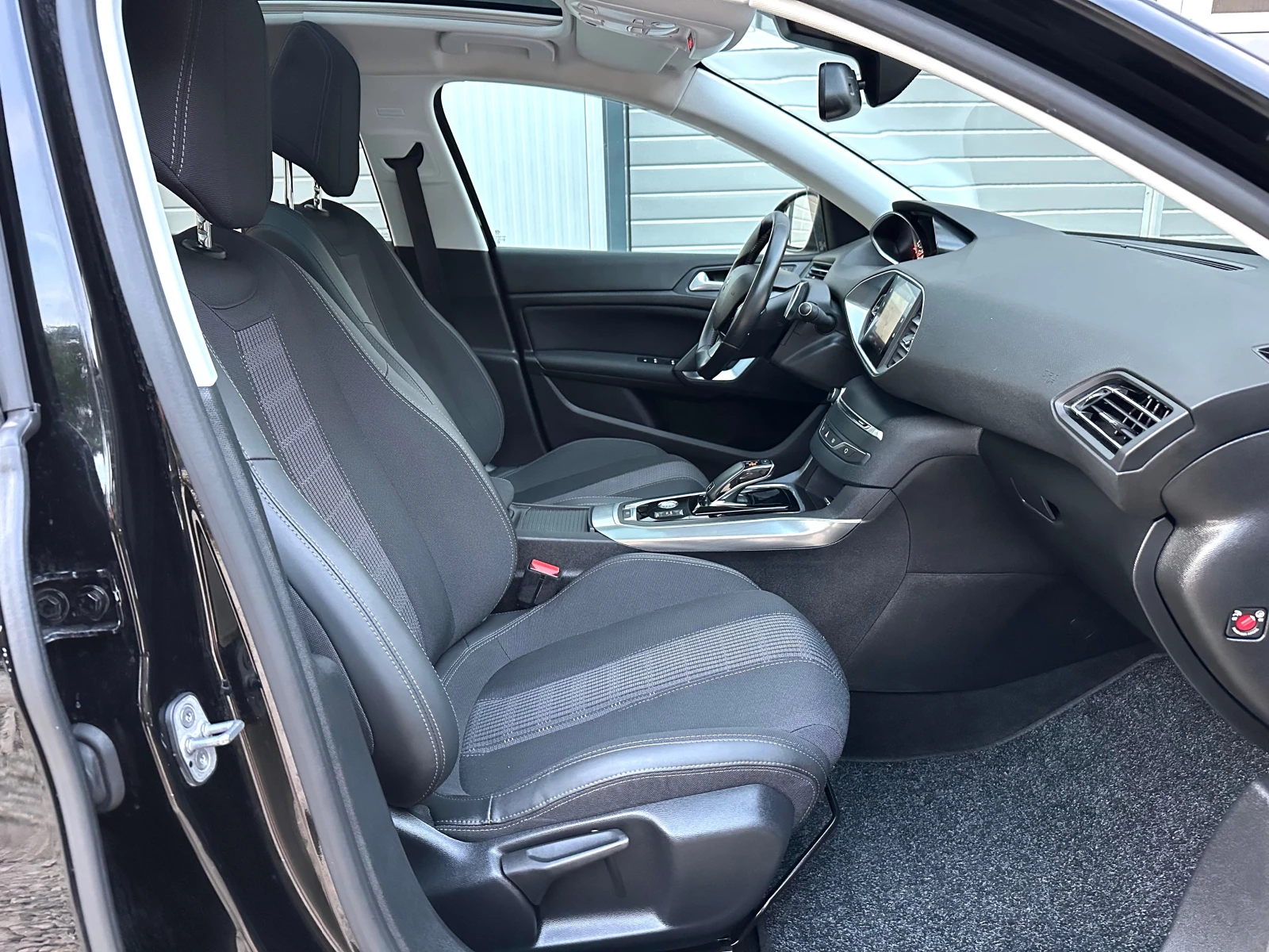 Peugeot 308 1.5HDI ФЕЙСЛИФТ ПАНОРАНА KEYLESS CARPLAY КАМЕРА , снимка 10 - Автомобили и джипове - 55412114