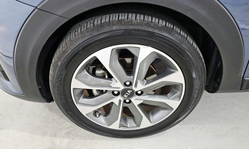 Kia Stonic Diesel 1.6 Deluxe * НАЙ-ДОБРА ЦЕНА В БЪЛГАРИЯ* , снимка 5 - Автомобили и джипове - 52111911