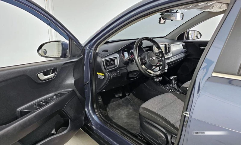 Kia Stonic Diesel 1.6 Deluxe * НАЙ-ДОБРА ЦЕНА В БЪЛГАРИЯ* , снимка 11 - Автомобили и джипове - 52111911