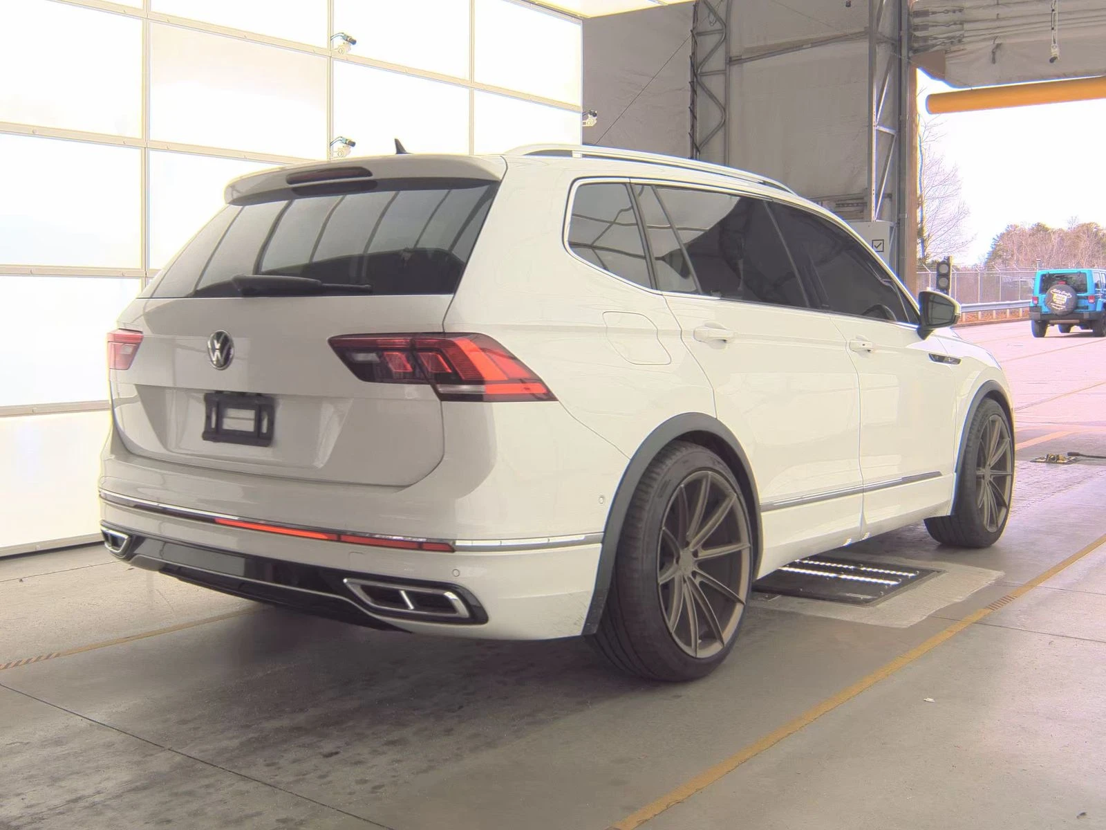 VW Tiguan SEL R-Line - изображение 4