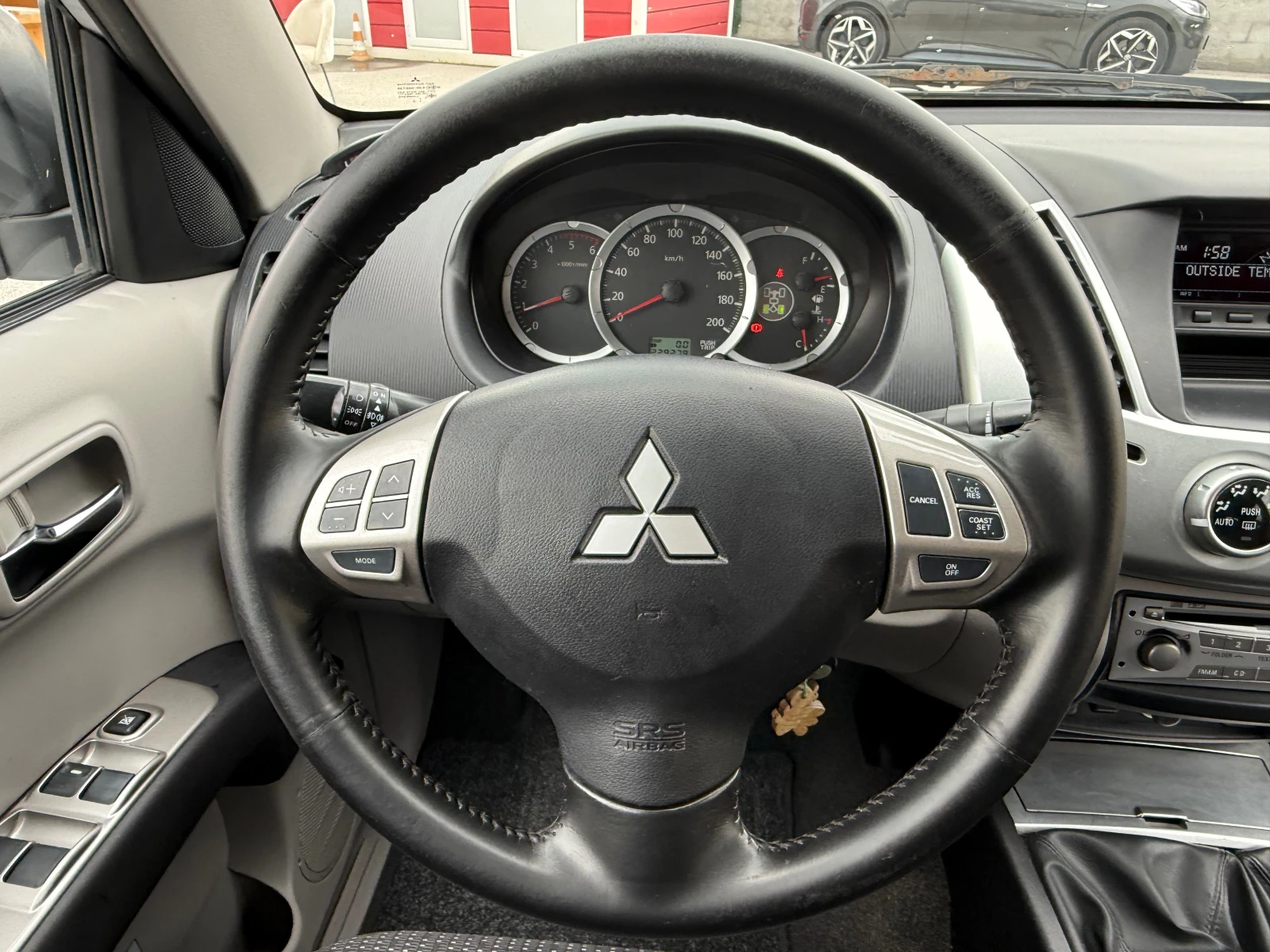 Mitsubishi L200 2.5Di-D 4x4 Facelift !ТОП СЪСТОЯНИЕ!, снимка 12 - Автомобили и джипове - 54379206