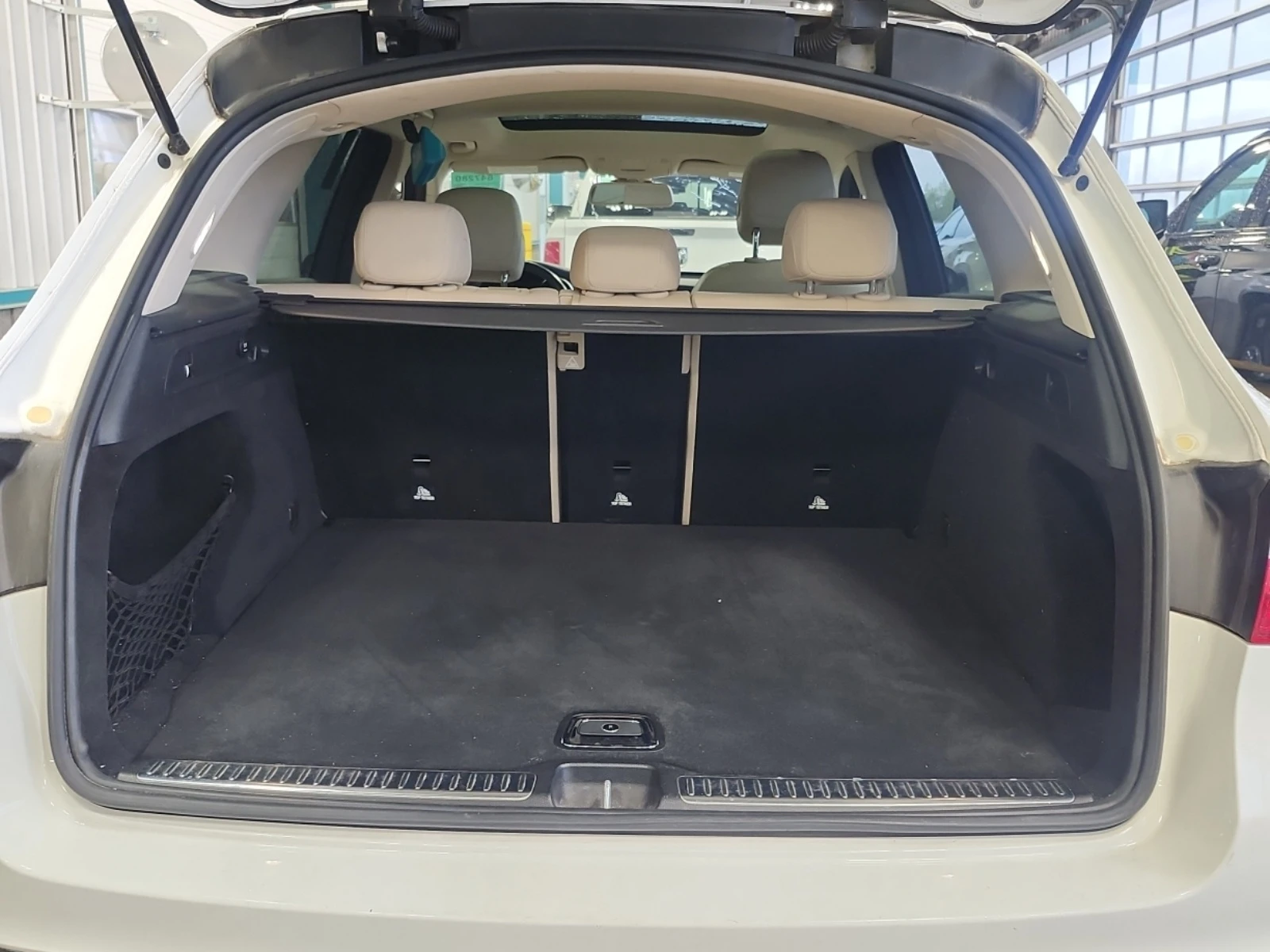 Mercedes-Benz GLC 300 * * CARFAX * * АВТО КРЕДИТ * * , снимка 12 - Автомобили и джипове - 54668135