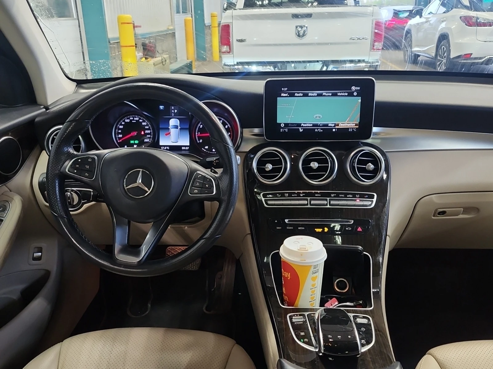 Mercedes-Benz GLC 300 * * CARFAX * * АВТО КРЕДИТ * * , снимка 7 - Автомобили и джипове - 54668135