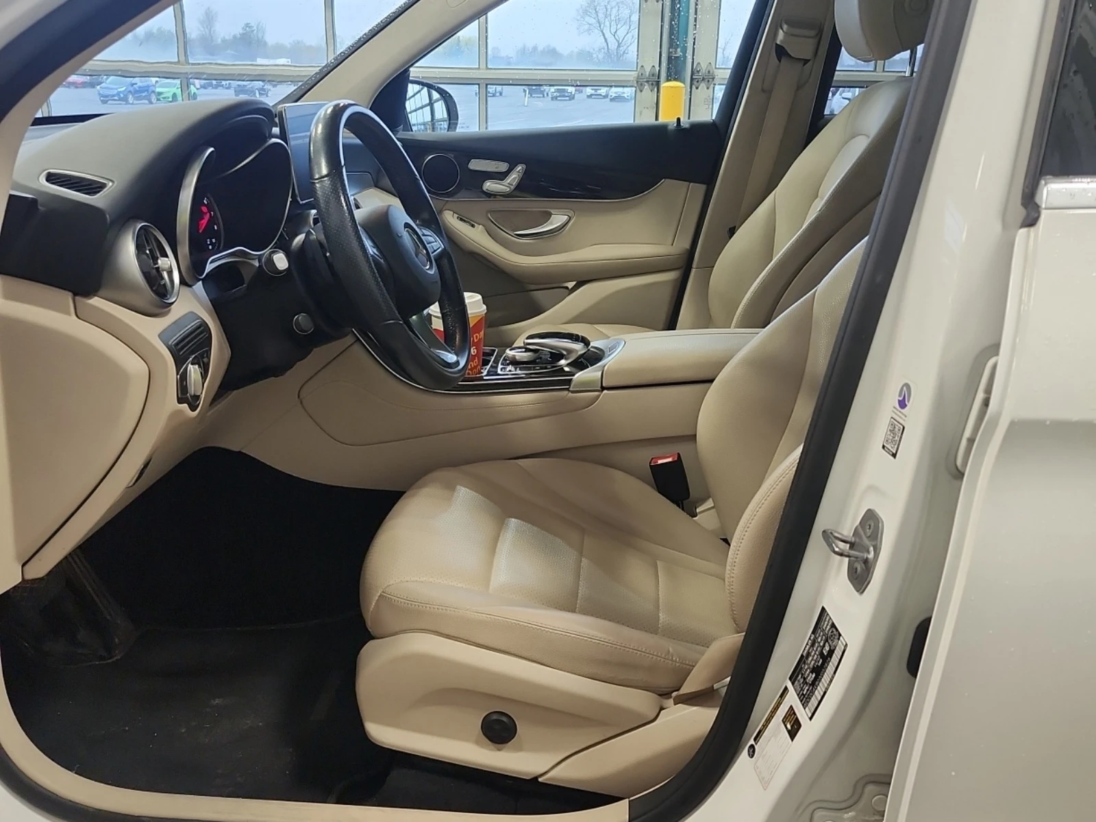 Mercedes-Benz GLC 300 * * CARFAX * * АВТО КРЕДИТ * * , снимка 9 - Автомобили и джипове - 54668135