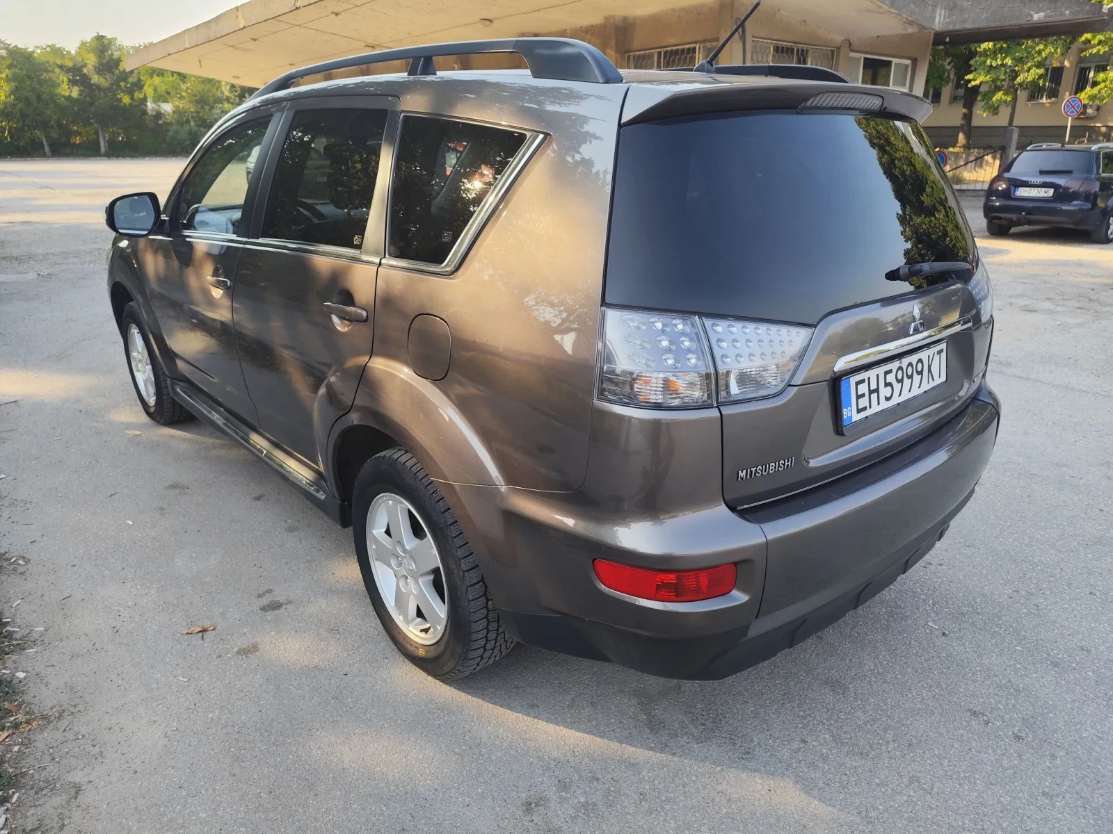 Mitsubishi Outlander 2.2 Швейцария, снимка 8 - Автомобили и джипове - 56057791