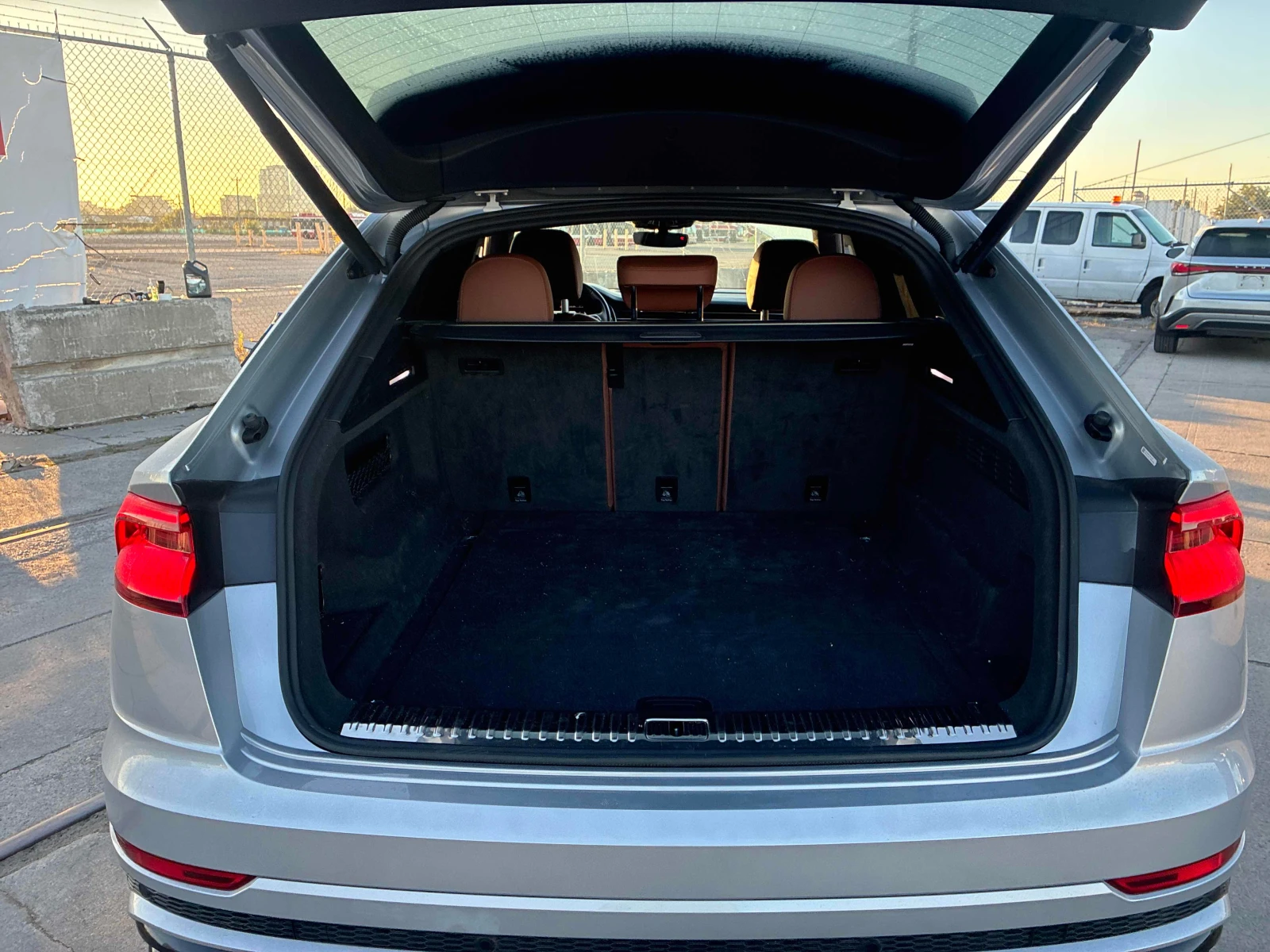 Audi Q8  Technik / Matrix / 360 / B&O /Carfax / Автокредит, снимка 17 - Автомобили и джипове - 56064968