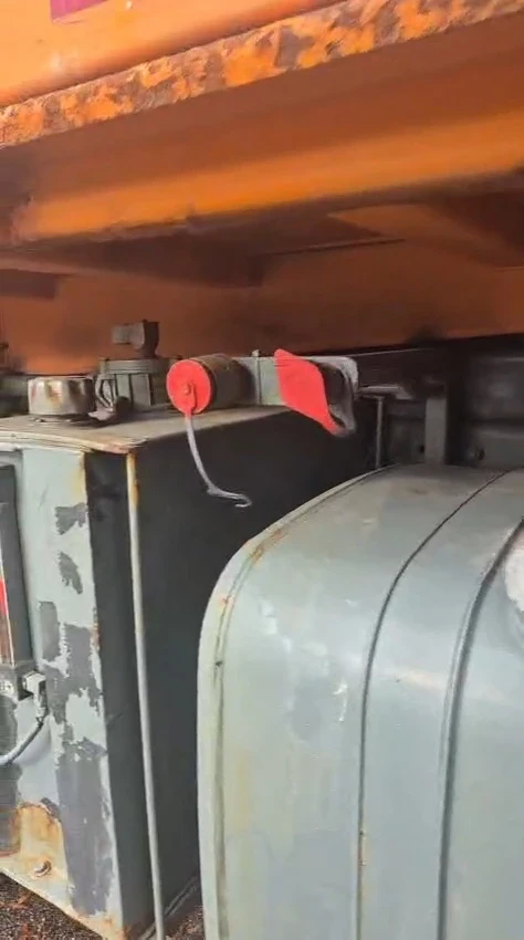 Mercedes-Benz Actros 18.32 4x4 самосвал - изображение 4