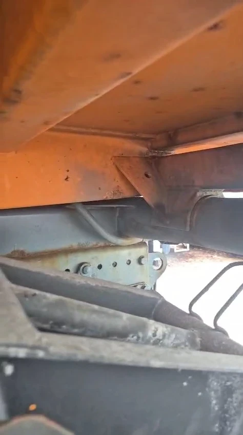 Mercedes-Benz Actros 18.32 4x4 самосвал - изображение 2