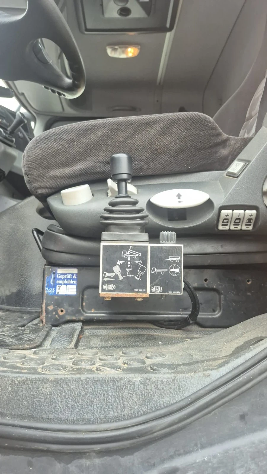 Mercedes-Benz Actros 18.32 4x4 самосвал - изображение 7