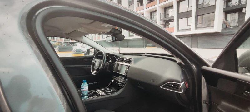 Jaguar XE 20d pure, снимка 8 - Автомобили и джипове - 52370324