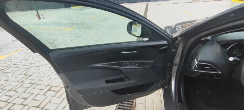 Jaguar XE 20d pure, снимка 15 - Автомобили и джипове - 52370324