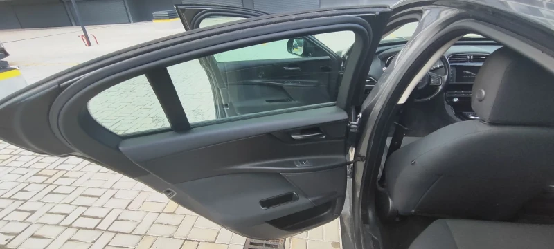 Jaguar XE 20d pure, снимка 14 - Автомобили и джипове - 52370324