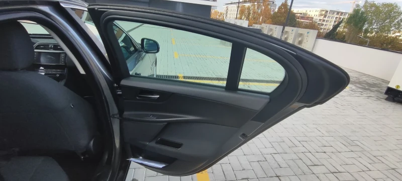 Jaguar XE 20d pure, снимка 13 - Автомобили и джипове - 52370324