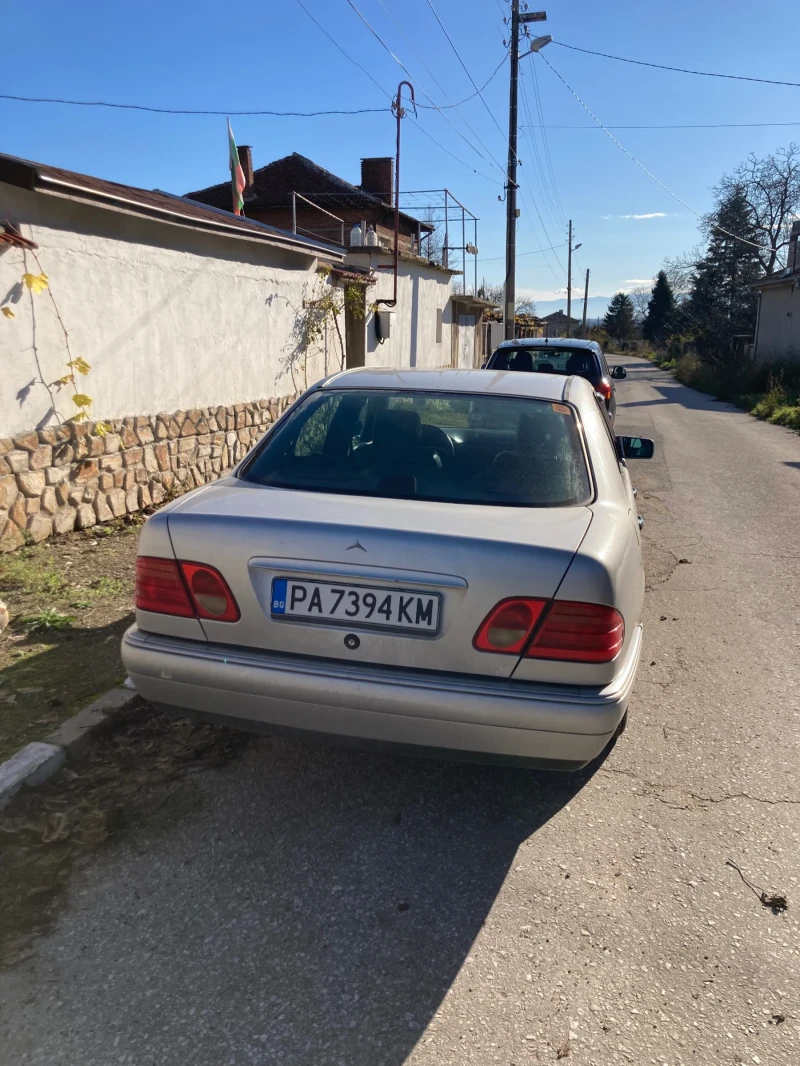 Mercedes-Benz E 200, снимка 4 - Автомобили и джипове - 52623635
