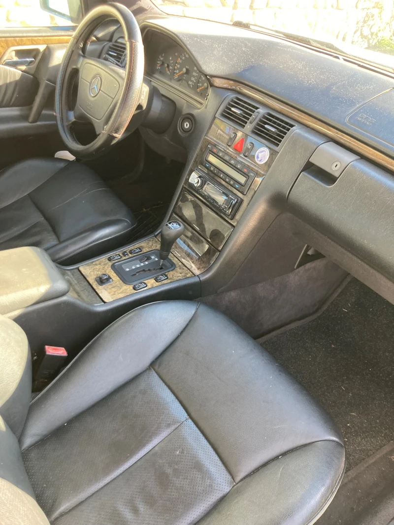 Mercedes-Benz E 200, снимка 11 - Автомобили и джипове - 52623635