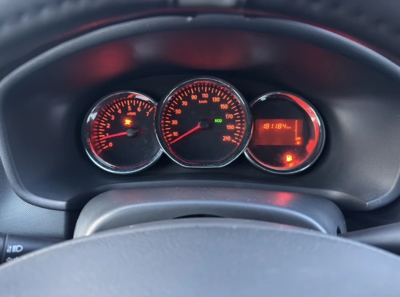 Dacia Sandero ДИЗЕЛ / КАСКО / НОВИ ЗИМНИ ГУМИ/КЛИМАТИК/ТЕГЛИЧ, снимка 16 - Автомобили и джипове - 52841484