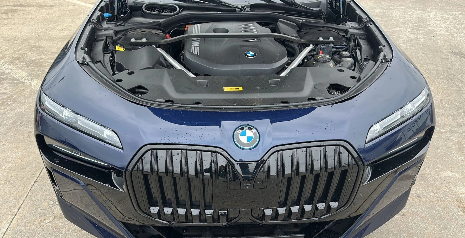 BMW 750 M-Sport xDrive, снимка 3 - Автомобили и джипове - 54613792