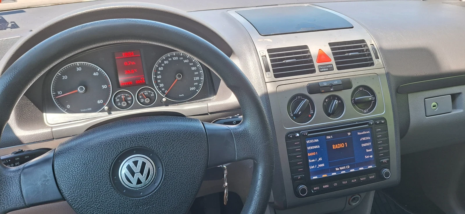 VW Touran, снимка 9 - Автомобили и джипове - 54715866