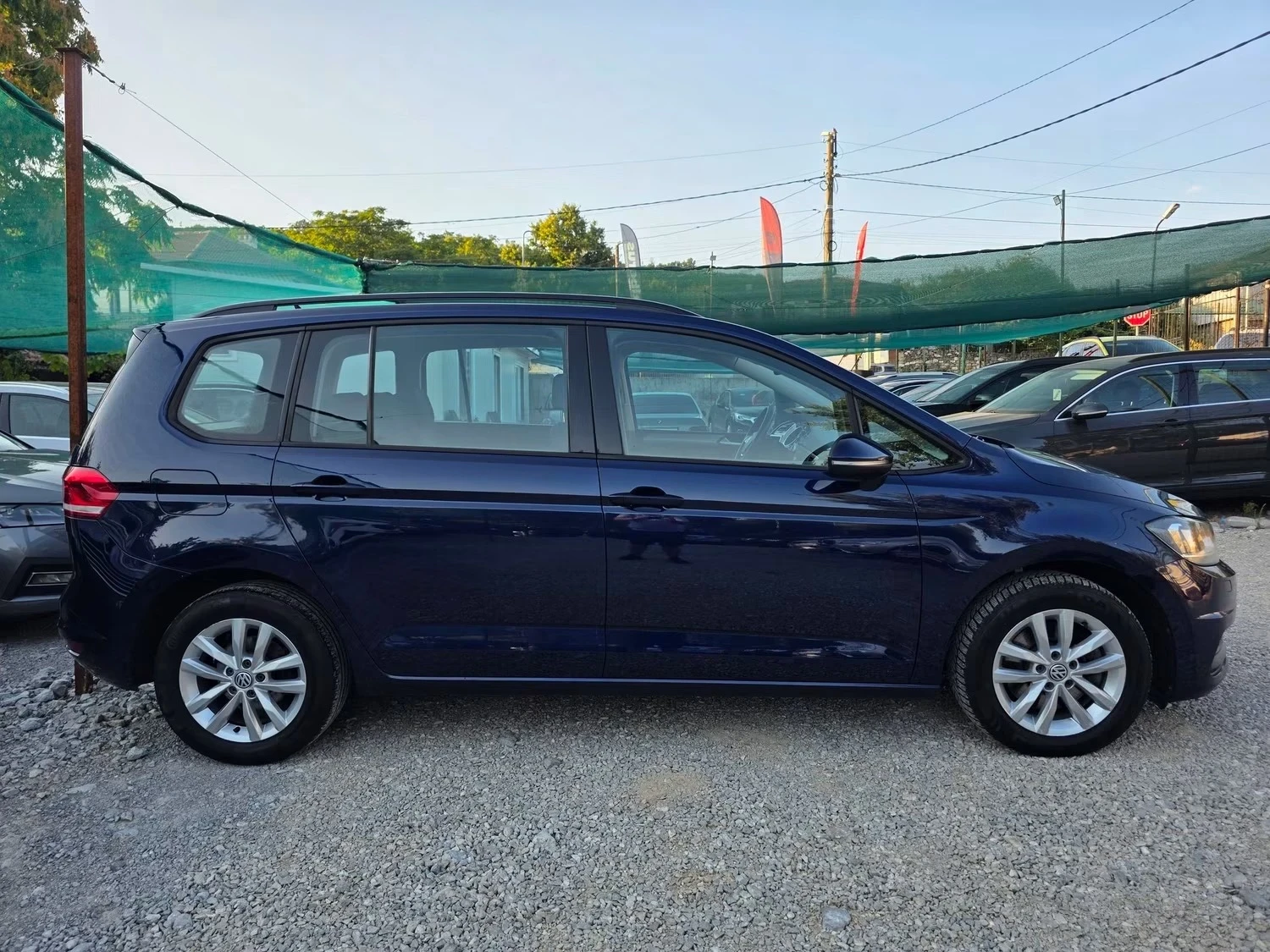 VW Touran 2.0TDI 150K.C. / АВТОМАТ / НАВИ / КАР ПЛЕЙ , снимка 6 - Автомобили и джипове - 55633682