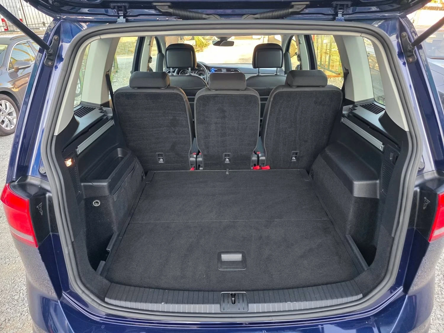 VW Touran 2.0TDI 150K.C. / АВТОМАТ / НАВИ / КАР ПЛЕЙ , снимка 15 - Автомобили и джипове - 55633682