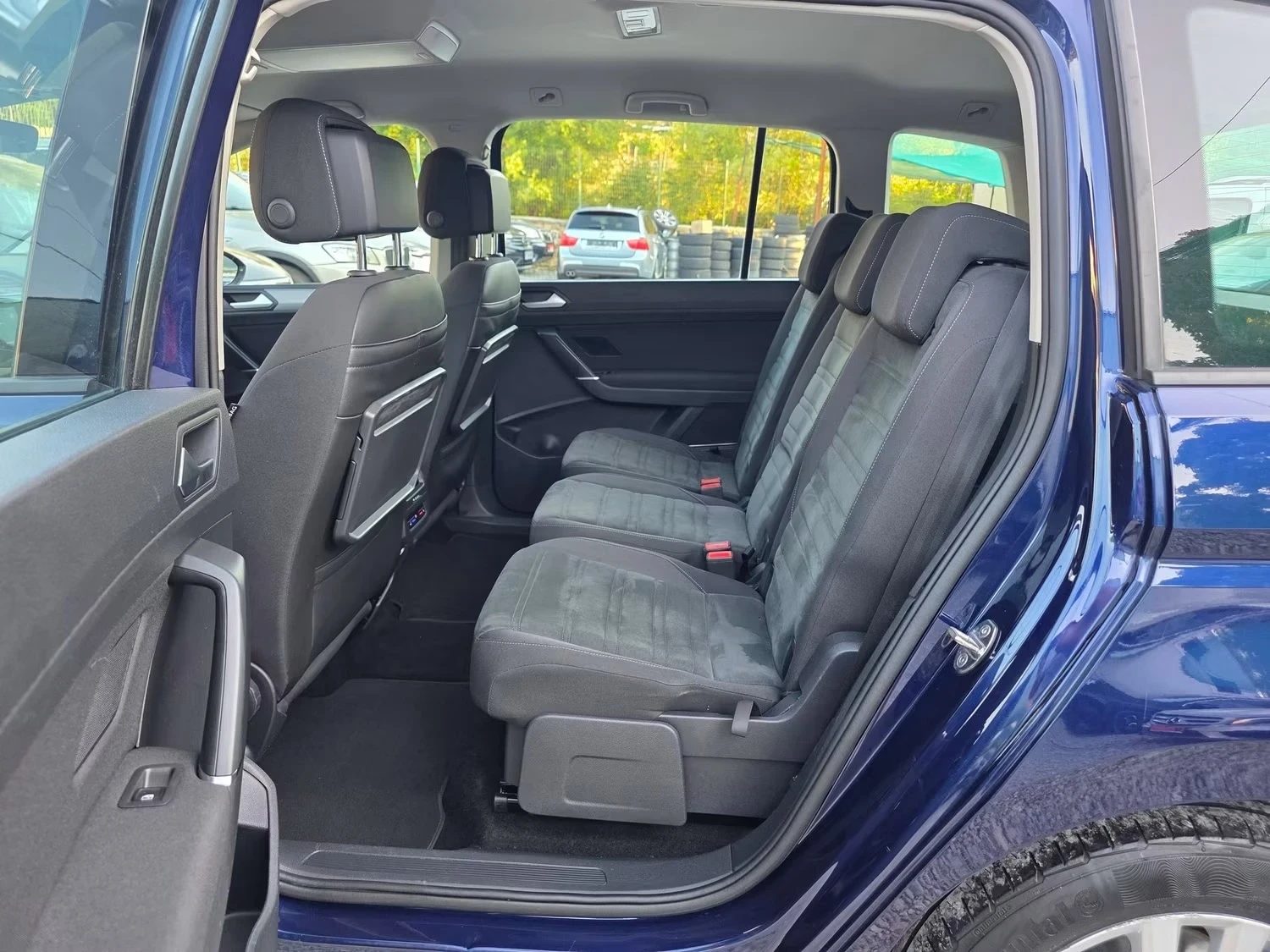 VW Touran 2.0TDI 150K.C. / АВТОМАТ / НАВИ / КАР ПЛЕЙ , снимка 9 - Автомобили и джипове - 55633682