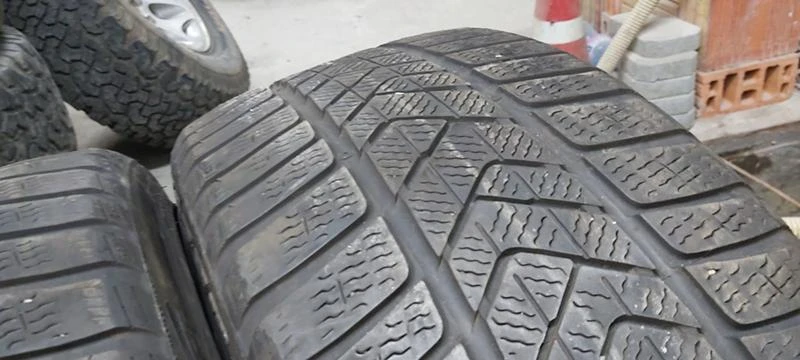 Гуми Зимни 235/40R19, снимка 5 - Гуми и джанти - 35606699