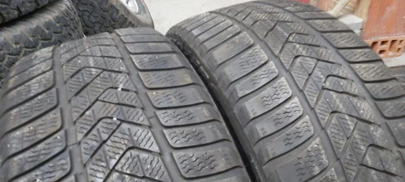 Гуми Зимни 235/40R19, снимка 3 - Гуми и джанти - 35606699