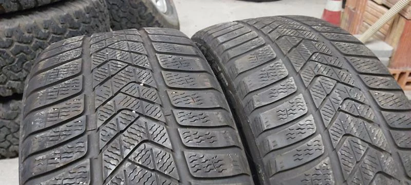 Гуми Зимни 235/40R19, снимка 1 - Гуми и джанти - 35606699