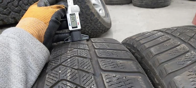 Гуми Зимни 235/40R19, снимка 4 - Гуми и джанти - 35606699