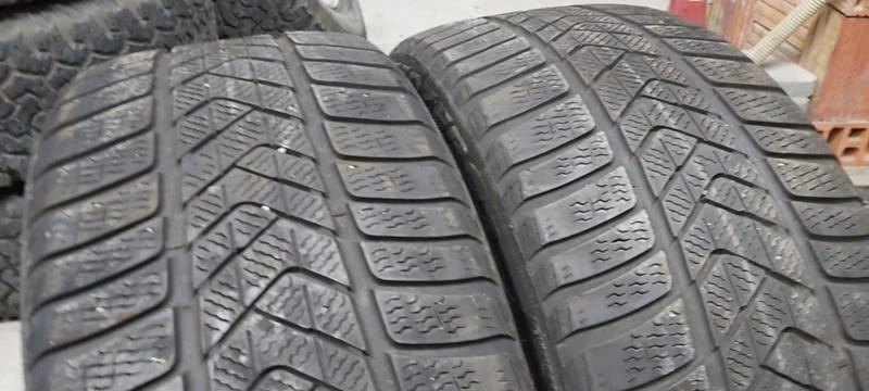 Гуми Зимни 235/40R19, снимка 2 - Гуми и джанти - 35606699