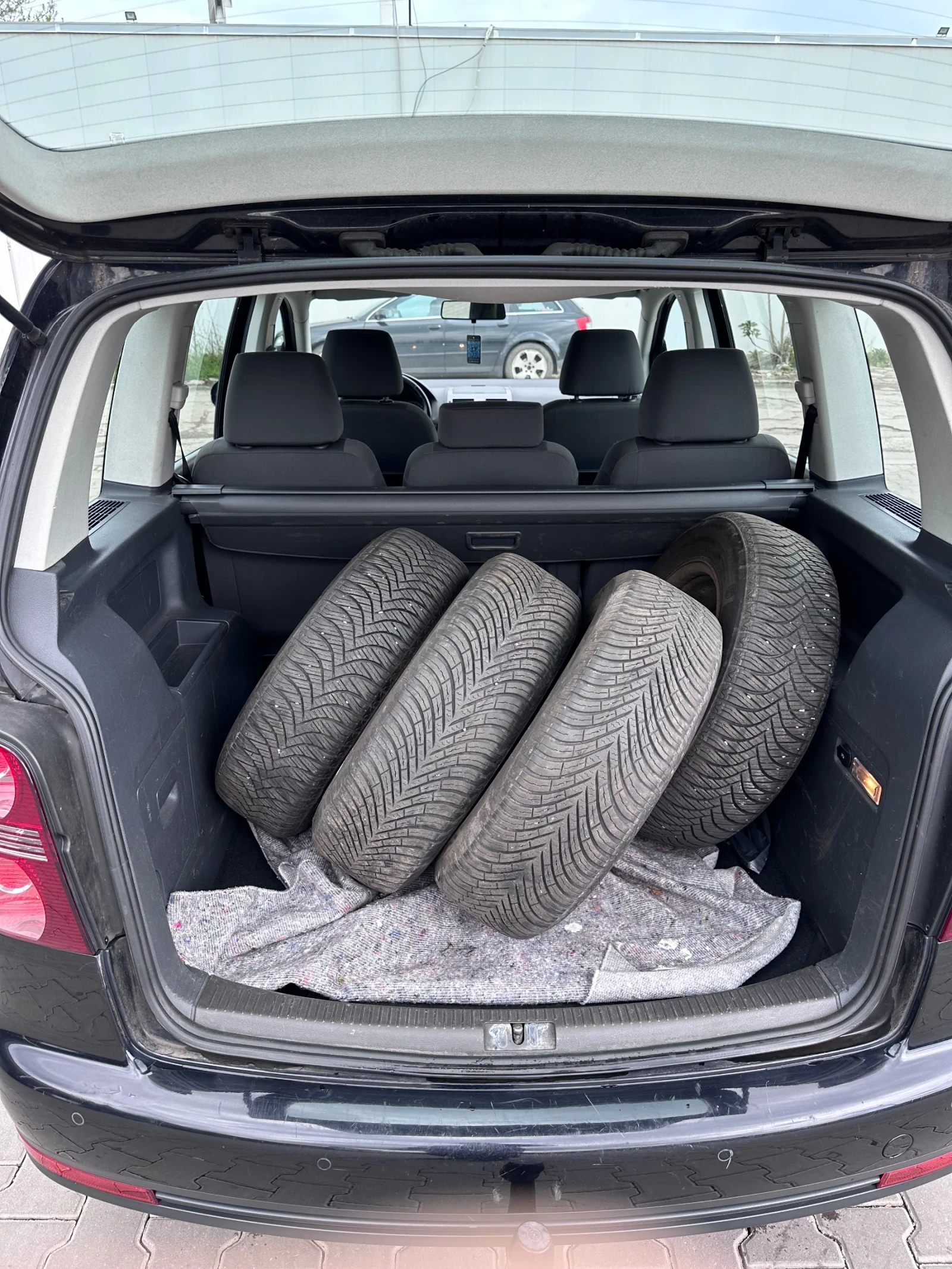 VW Touran 1.9 tdi, снимка 9 - Автомобили и джипове - 54285642