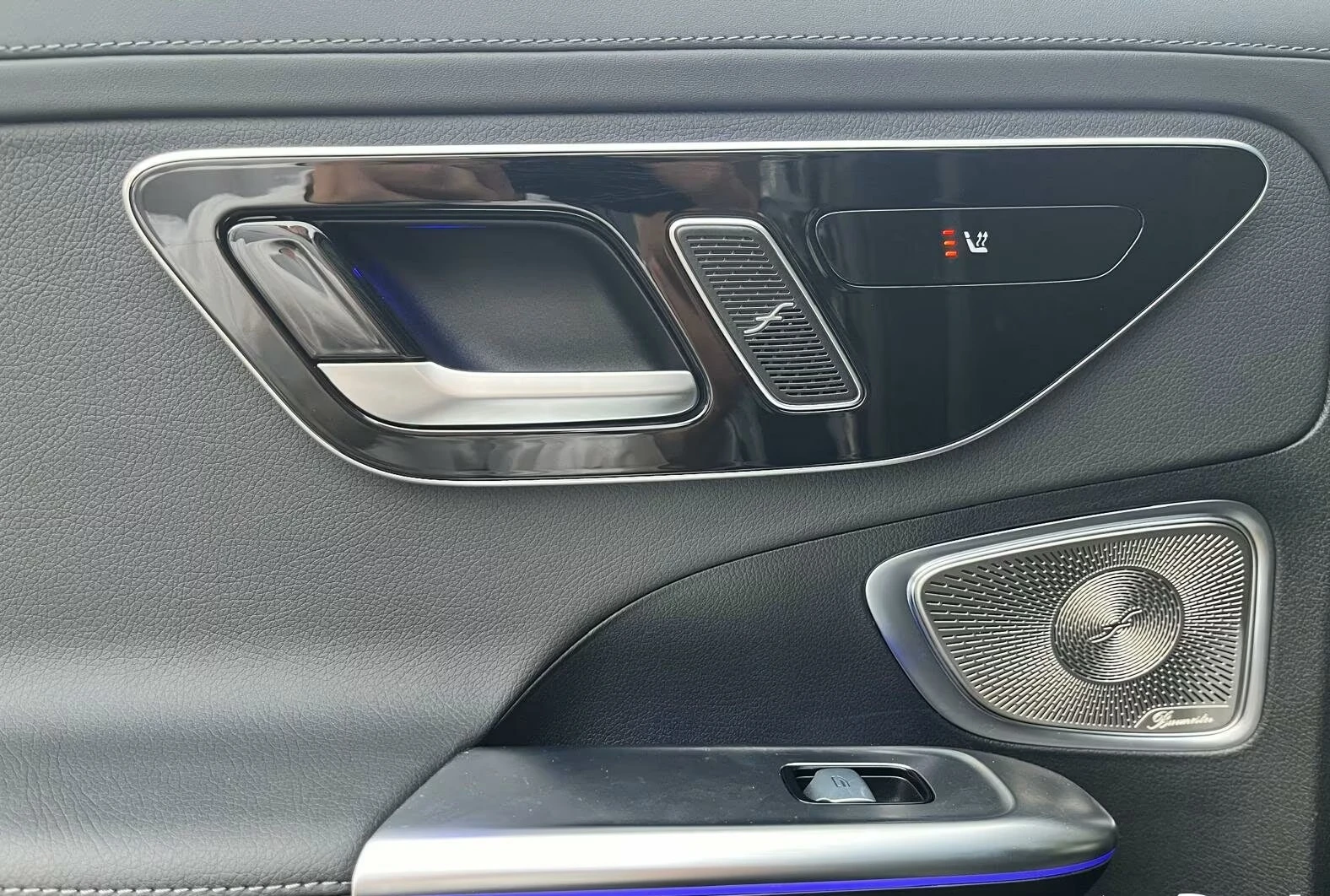 Mercedes-Benz C 300 300e 4MATIC AMG Premium Plus, снимка 12 - Автомобили и джипове - 54304256