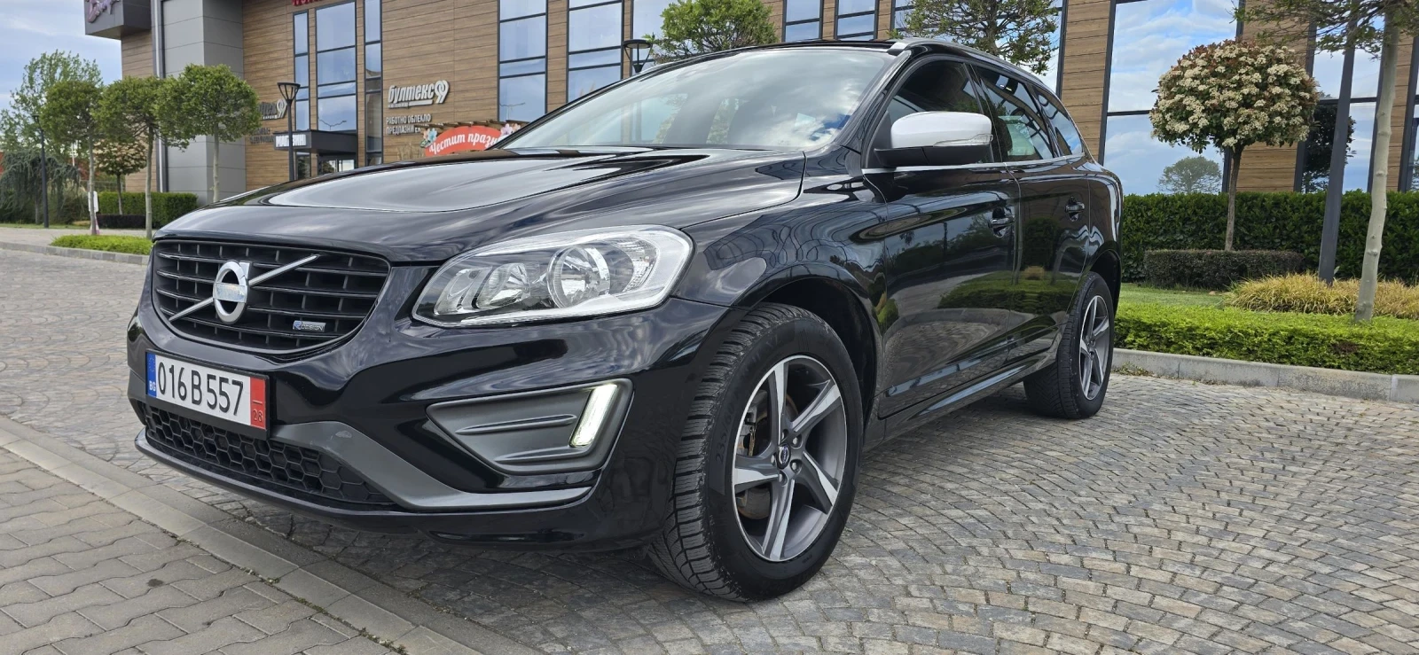 Volvo XC60 2.4 D4 R-design AWD//ЛИЗИНГ//FULL//DIGITAL, снимка 3 - Автомобили и джипове - 54528443