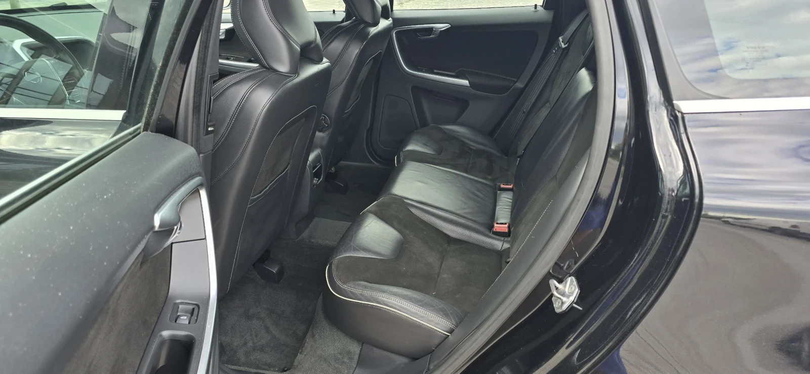 Volvo XC60 2.4 D4 R-design AWD//ЛИЗИНГ//FULL//DIGITAL, снимка 14 - Автомобили и джипове - 54528443