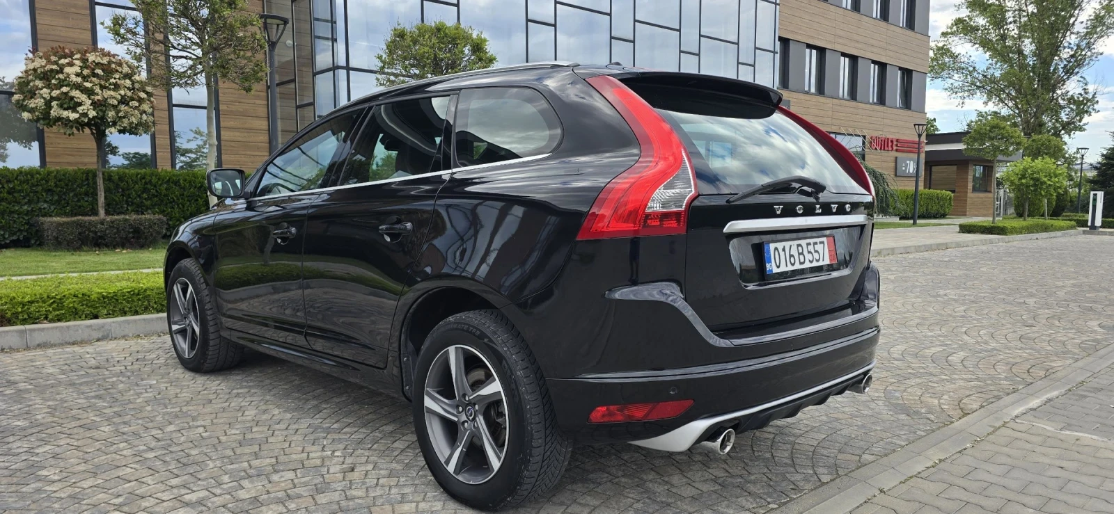 Volvo XC60 2.4 D4 R-design AWD//ЛИЗИНГ//FULL//DIGITAL, снимка 4 - Автомобили и джипове - 54528443