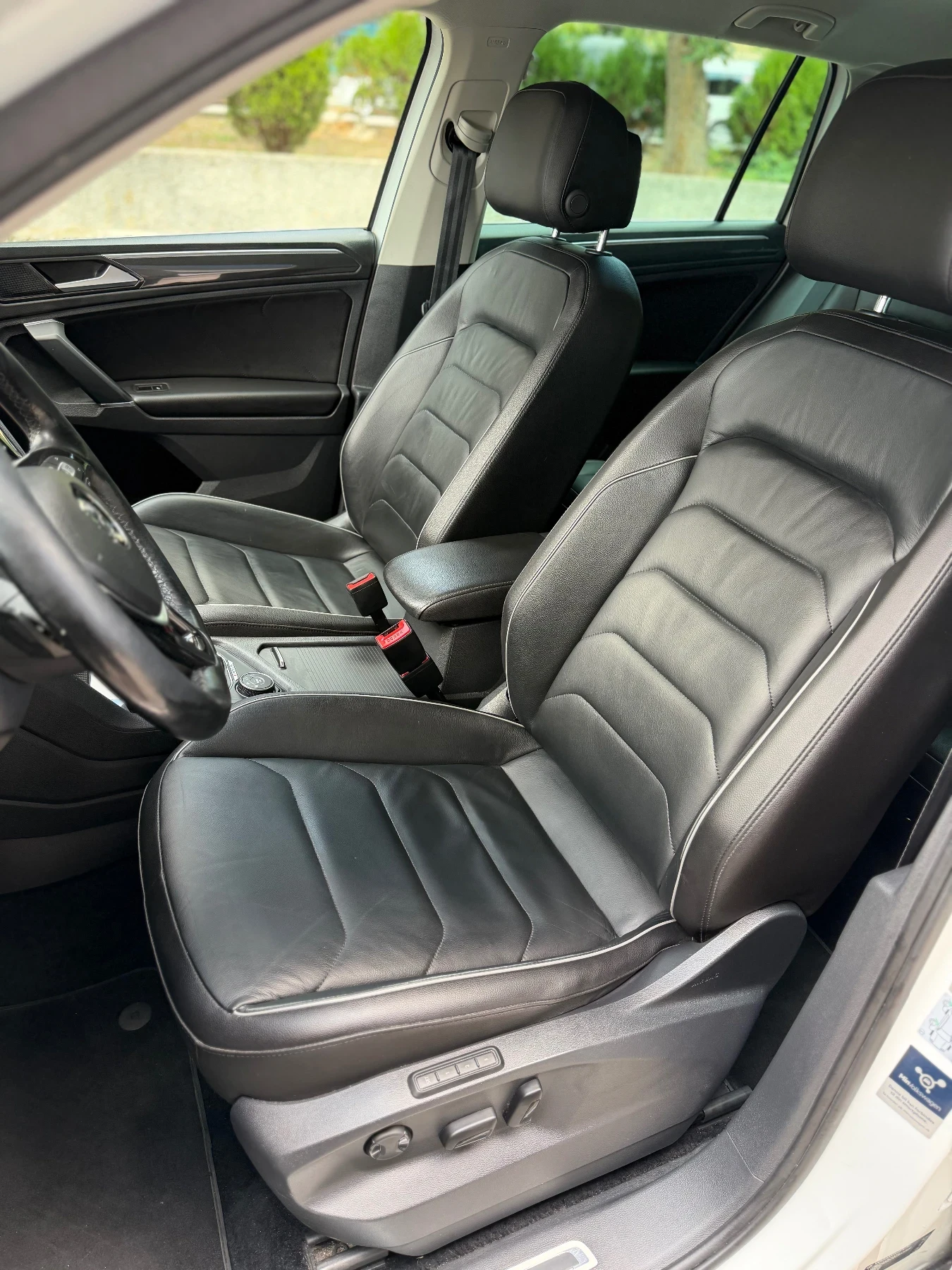 VW Tiguan 2.0 190 4motion Дигитал Печка Камера Вс асистенти, снимка 8 - Автомобили и джипове - 55867771